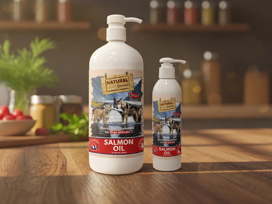 Primer plano centrado del envase de aceite de salmón escocés Natural Greatness para mascotas. Se pueden leer claramente los textos principales: Natural Greatness The Real Food, Salmon Oil, HIGH OMEGA 3 & 6, IRRESISTIBLE TASTE, HEALTHY HAIR & SKIN e IMMUNE SYSTEM PROTECTION.