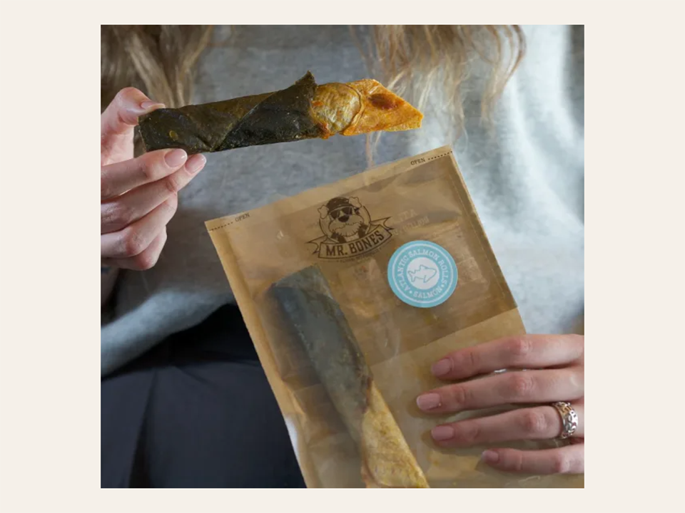 Snack dental natural de 100% Carne y Piel de Salmón deshidratado para Perro rico en Omega 3