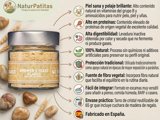 Tarro de cristal con levadura de cerveza en escamas 100% natural para perros y gatos de NaturPatitas, ideal para nutrir la piel y el pelaje.